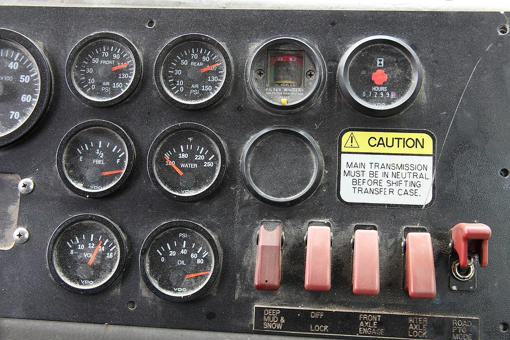Tableau de commande d’une foreuse : la profondeur se pilote au mètre près.