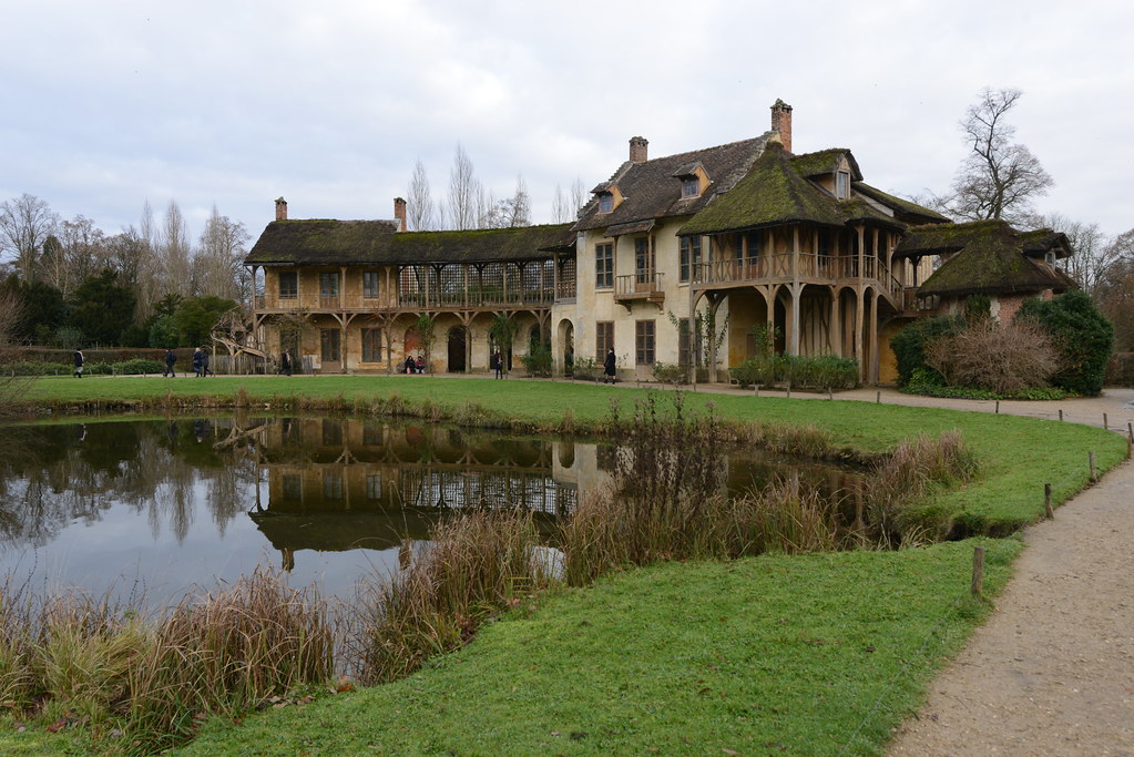 En zone rurale, étangs et sources trahissent la présence d’eau souterraine.
