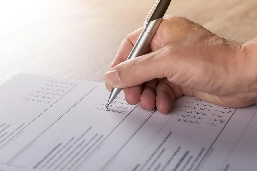 Formulaire administratif papier et stylo posés sur une table